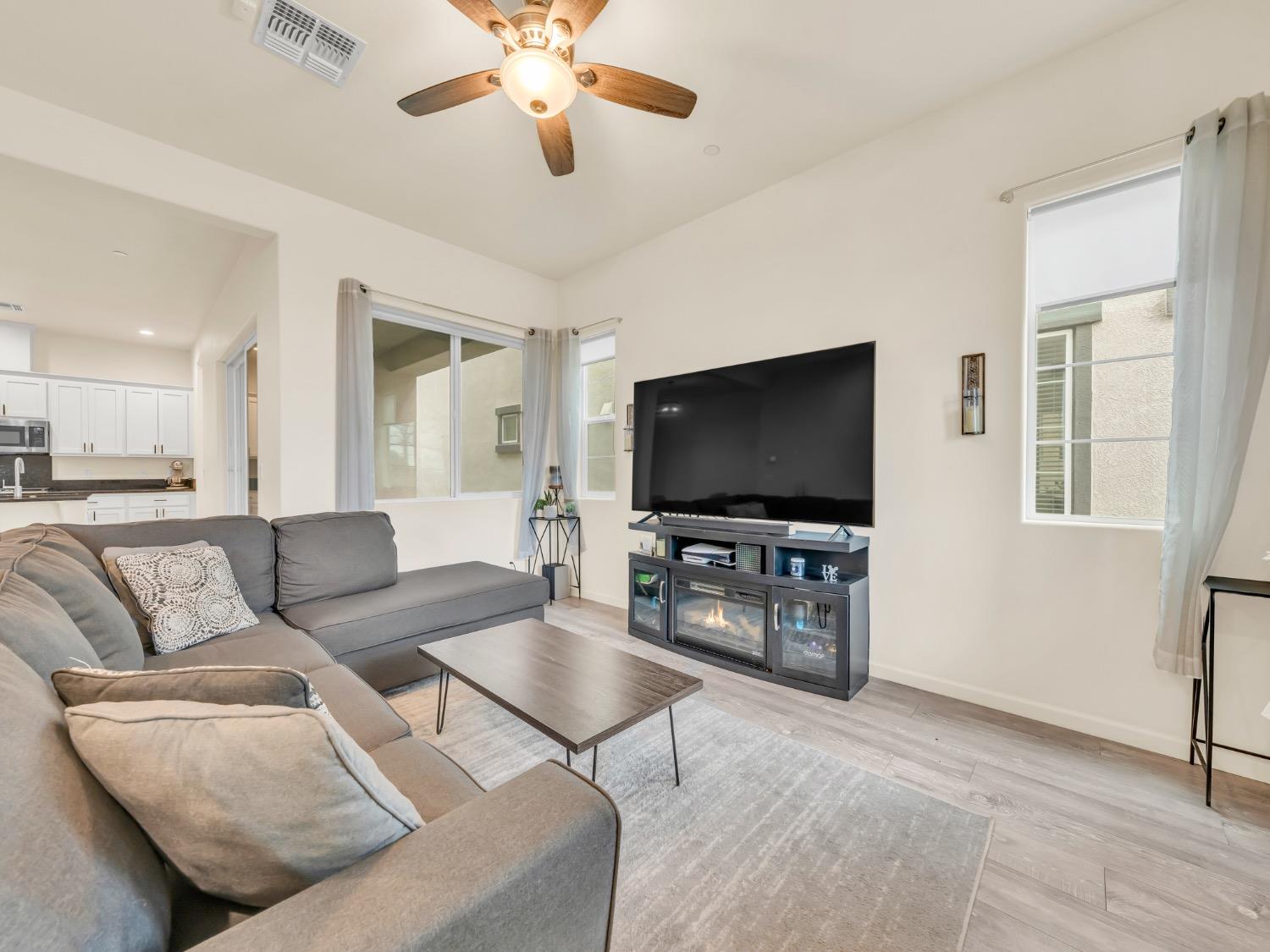 Hovnanian Drive, Sacramento, California image 9