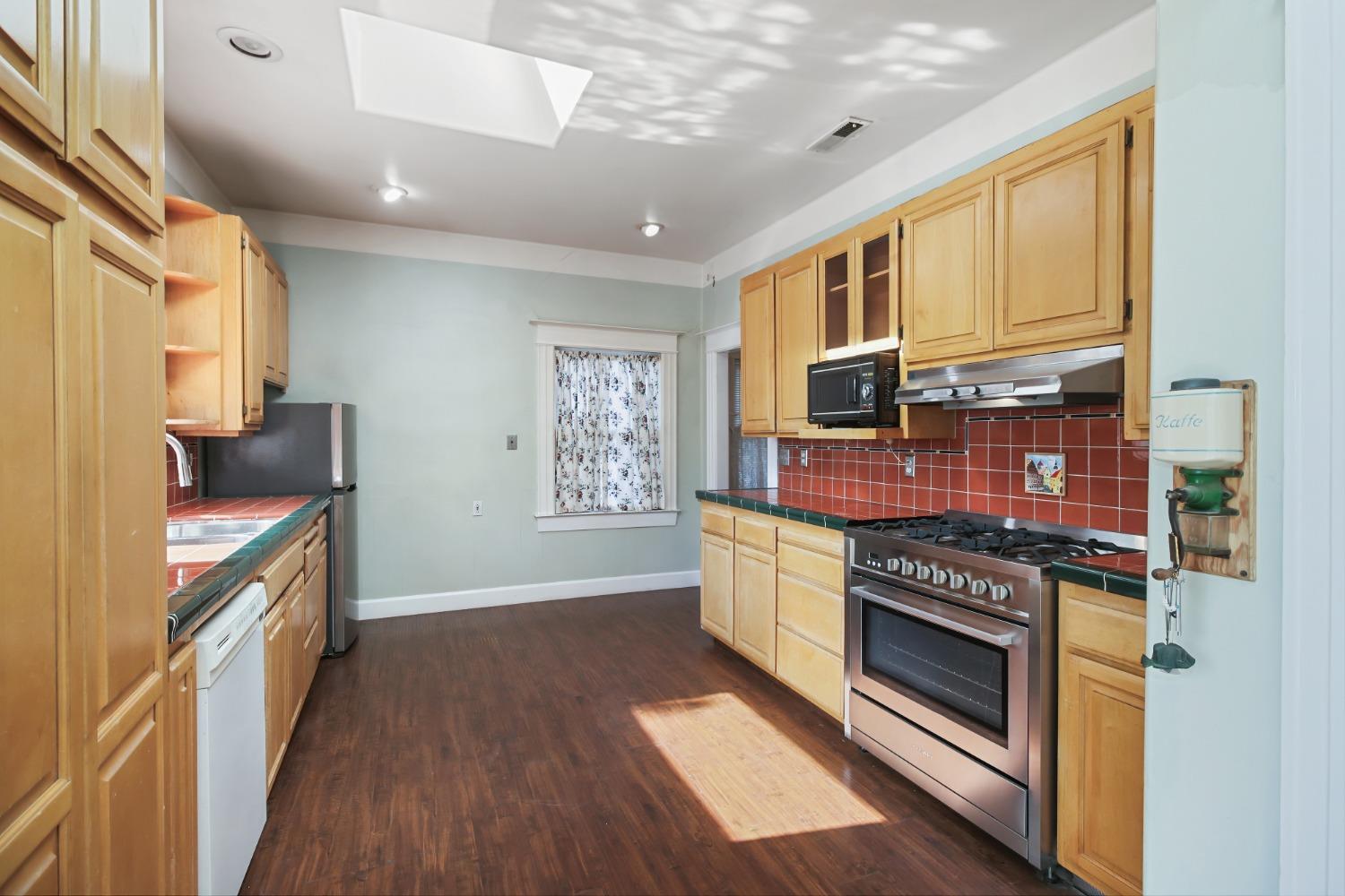 Detail Gallery Image 14 of 58 For 2322 I St, Sacramento,  CA 95816 - 4 Beds | 2 Baths