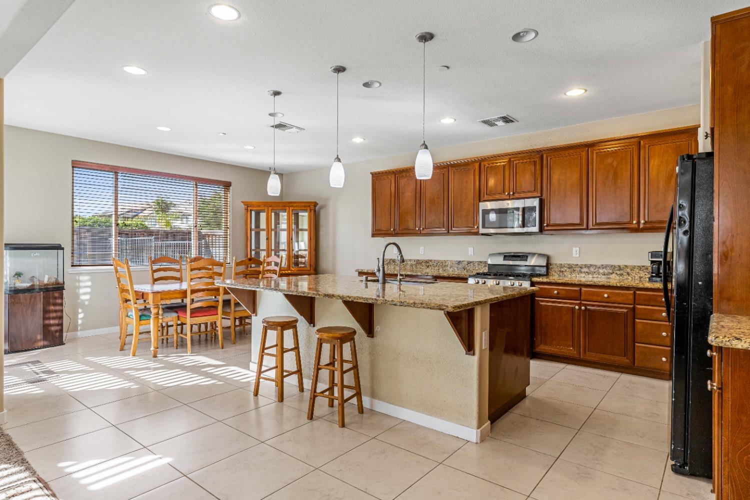 Detail Gallery Image 11 of 48 For 18551 Admiral Way, Lathrop,  CA 95330 - 4 Beds | 3 Baths