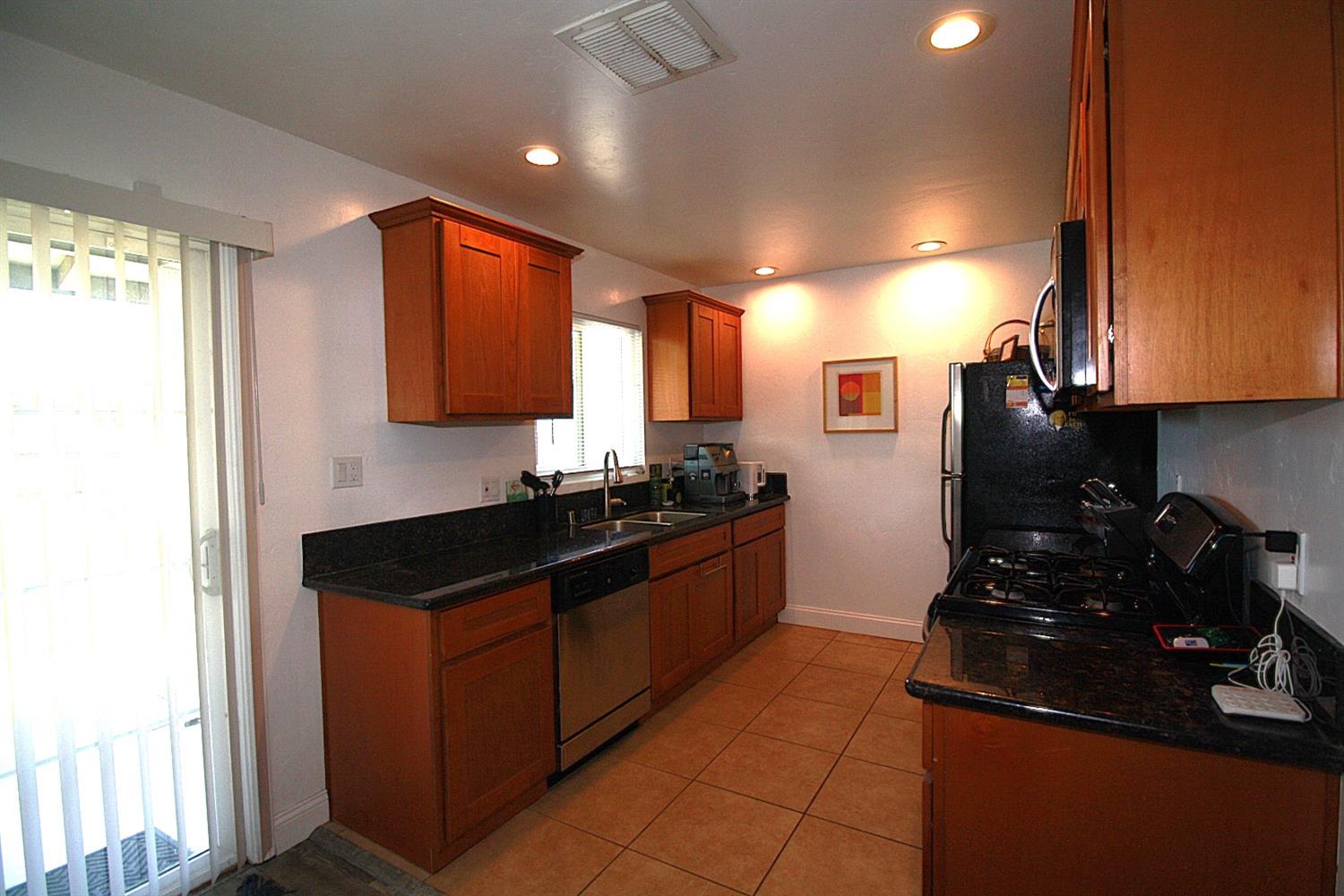 Detail Gallery Image 16 of 54 For 2221 Middleberry Rd, Sacramento,  CA 95815 - 3 Beds | 2 Baths