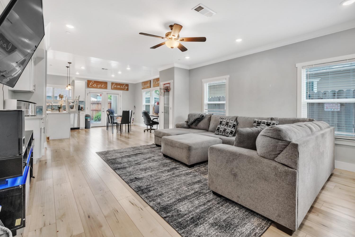 Detail Gallery Image 3 of 13 For 3400 44th St #3404,  Sacramento,  CA 95817 - 3 Beds | 3/2 Baths