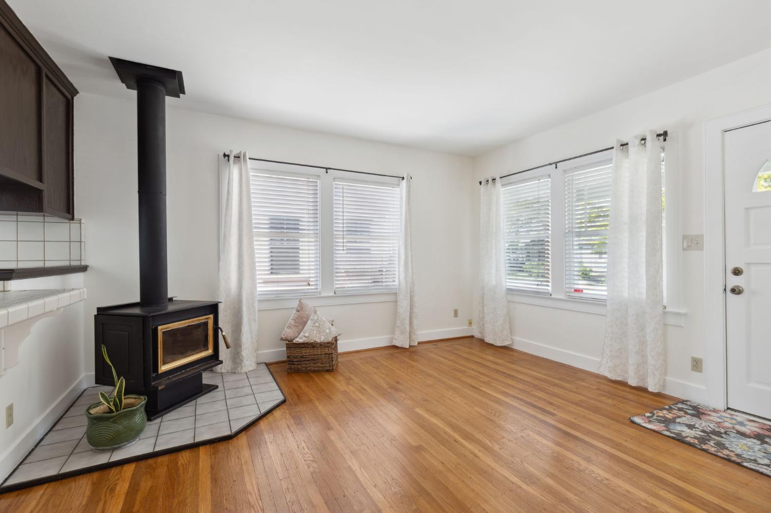 Detail Gallery Image 7 of 29 For 5356 8th Ave, Sacramento,  CA 95820 - 2 Beds | 1 Baths