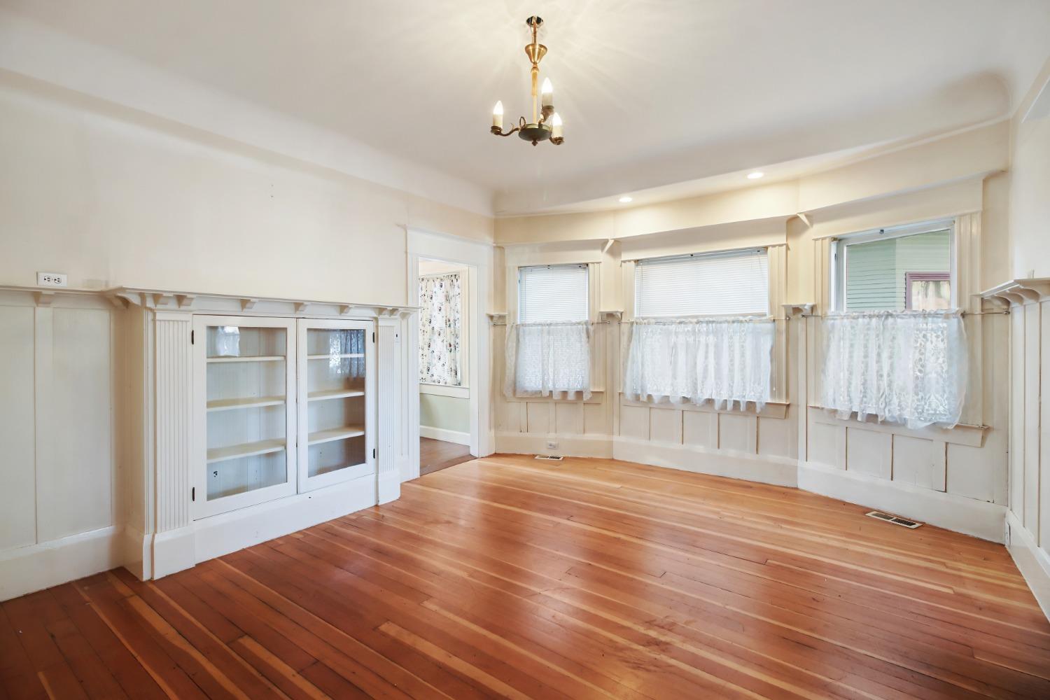 Detail Gallery Image 11 of 58 For 2322 I St, Sacramento,  CA 95816 - 4 Beds | 2 Baths