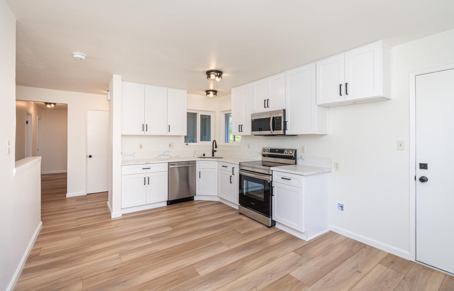 Detail Gallery Image 9 of 28 For 5039 Dingman Cir, Sacramento,  CA 95823 - 4 Beds | 2 Baths