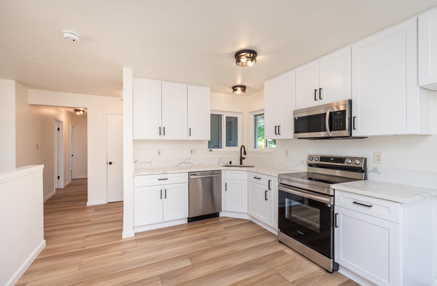 Detail Gallery Image 7 of 28 For 5039 Dingman Cir, Sacramento,  CA 95823 - 4 Beds | 2 Baths