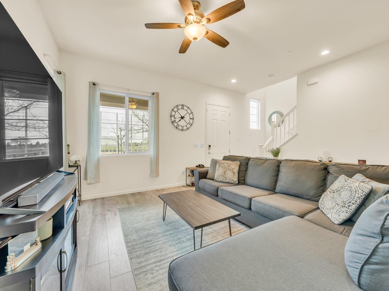 Hovnanian Drive, Sacramento, California image 8
