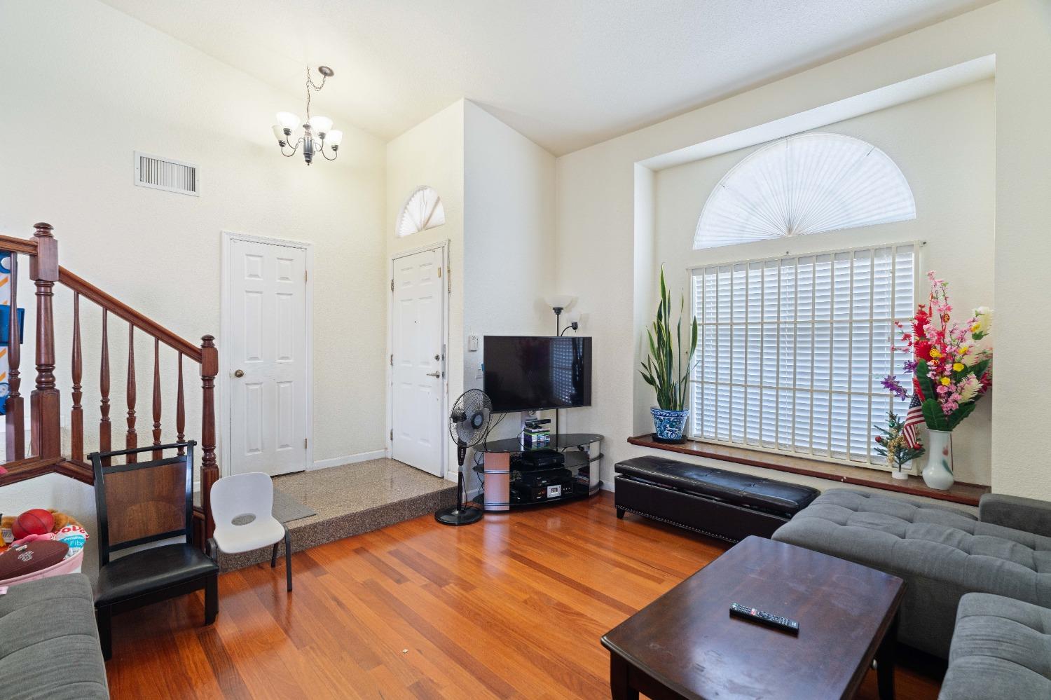 Pine Oaks Court, Sacramento, California image 8