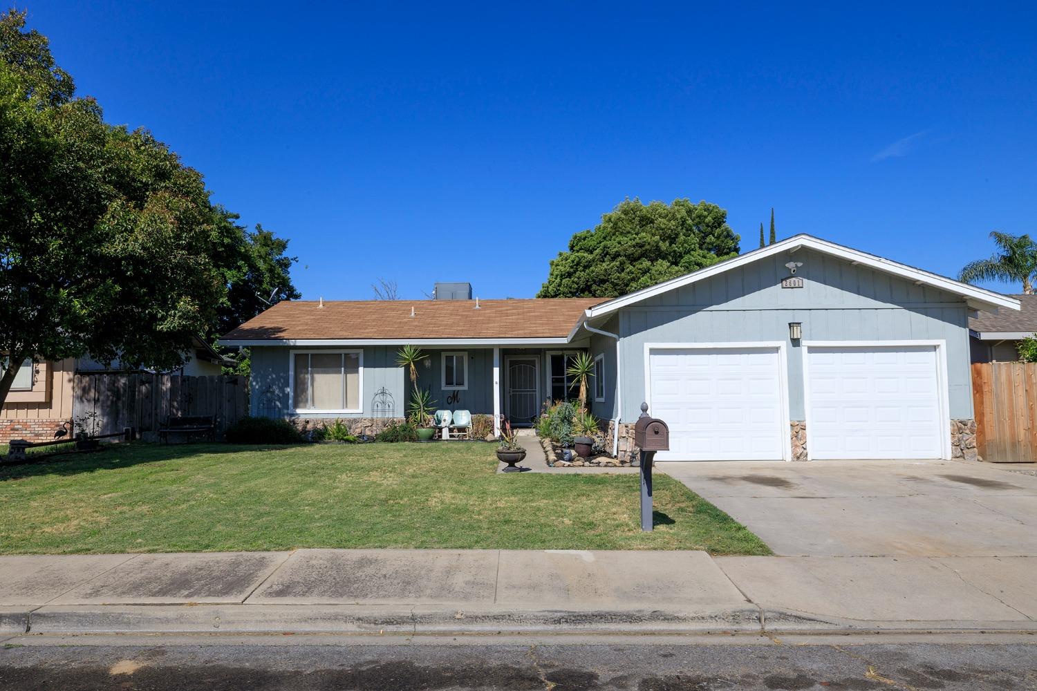 Detail Gallery Image 1 of 25 For 2501 Adrian St, Turlock,  CA 95382 - 3 Beds | 2 Baths