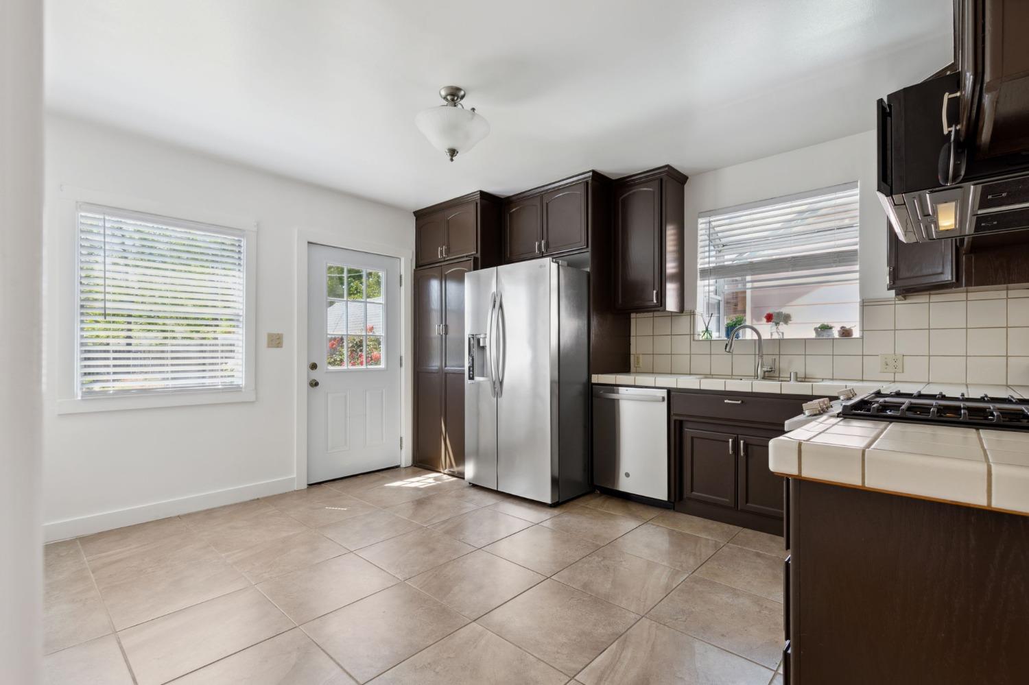 Detail Gallery Image 11 of 29 For 5356 8th Ave, Sacramento,  CA 95820 - 2 Beds | 1 Baths