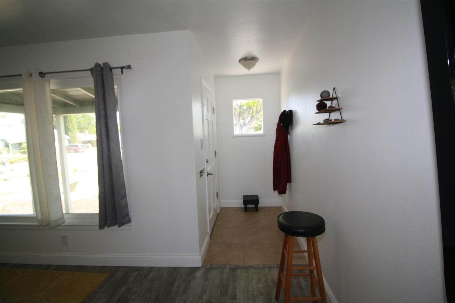 Detail Gallery Image 8 of 54 For 2221 Middleberry Rd, Sacramento,  CA 95815 - 3 Beds | 2 Baths