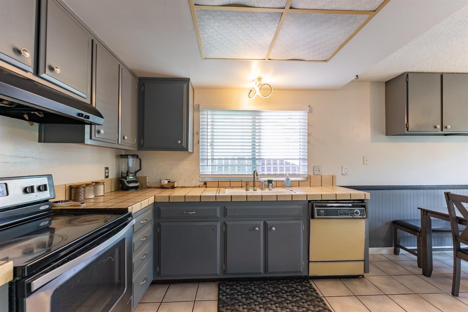 Detail Gallery Image 6 of 33 For 3988 Robinridge Way, Sacramento,  CA 95823 - 3 Beds | 2 Baths