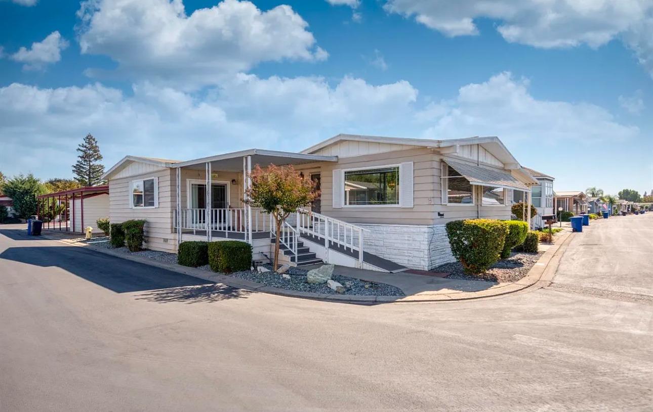 Detail Gallery Image 1 of 31 For 3936 Maui Ter, Modesto,  CA 95355 - 2 Beds | 2 Baths
