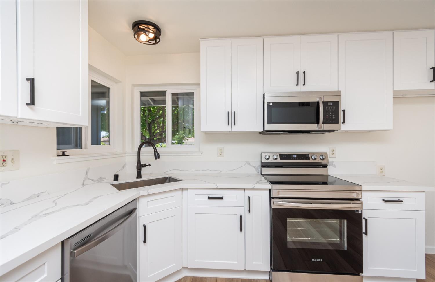 Detail Gallery Image 8 of 28 For 5039 Dingman Cir, Sacramento,  CA 95823 - 4 Beds | 2 Baths