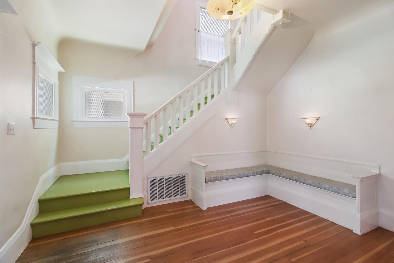 Detail Gallery Image 4 of 58 For 2322 I St, Sacramento,  CA 95816 - 4 Beds | 2 Baths