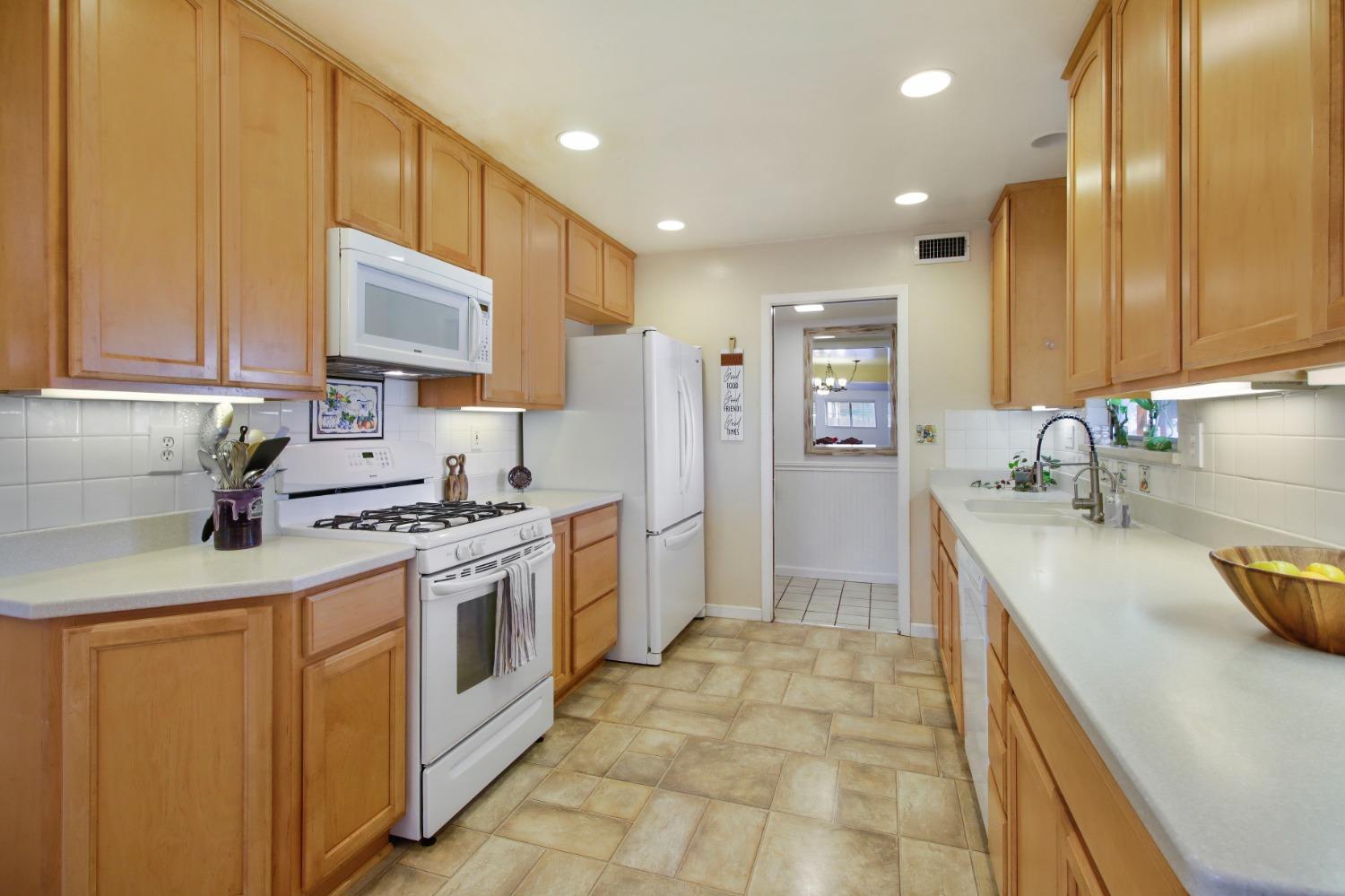 Holmes Way, Rancho Cordova, California image 8