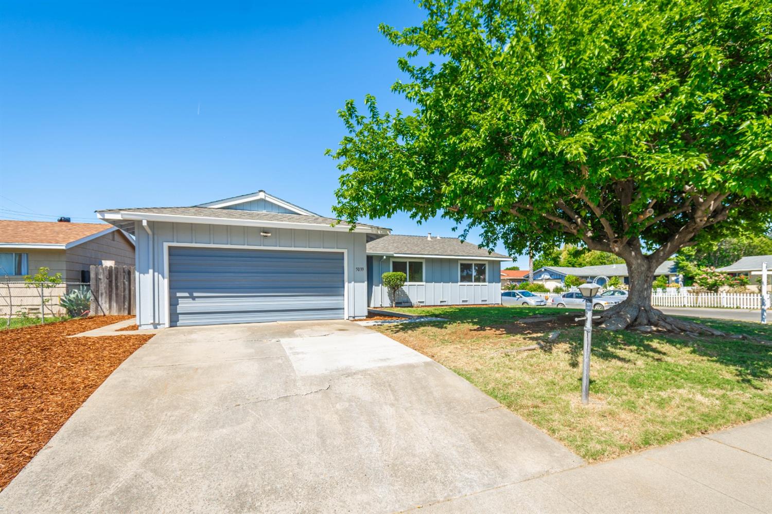 Detail Gallery Image 2 of 28 For 5039 Dingman Cir, Sacramento,  CA 95823 - 4 Beds | 2 Baths