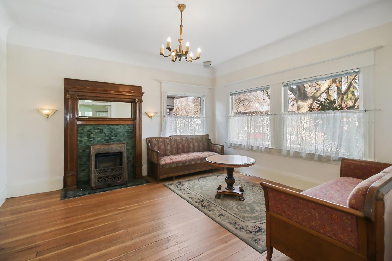 Detail Gallery Image 7 of 58 For 2322 I St, Sacramento,  CA 95816 - 4 Beds | 2 Baths