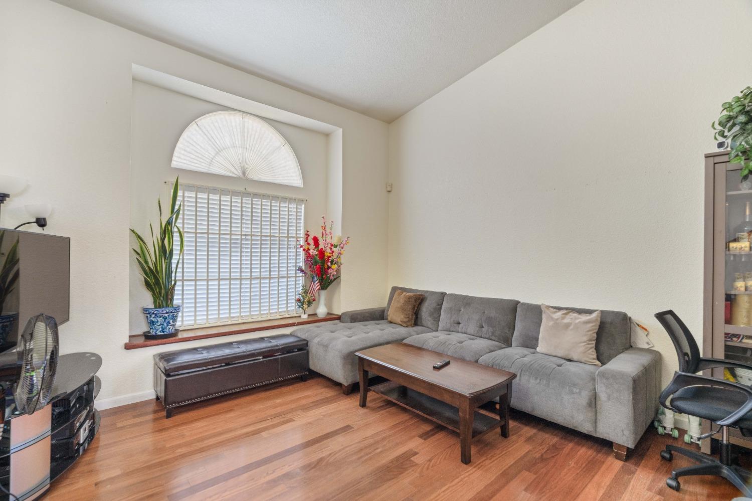 Pine Oaks Court, Sacramento, California image 7