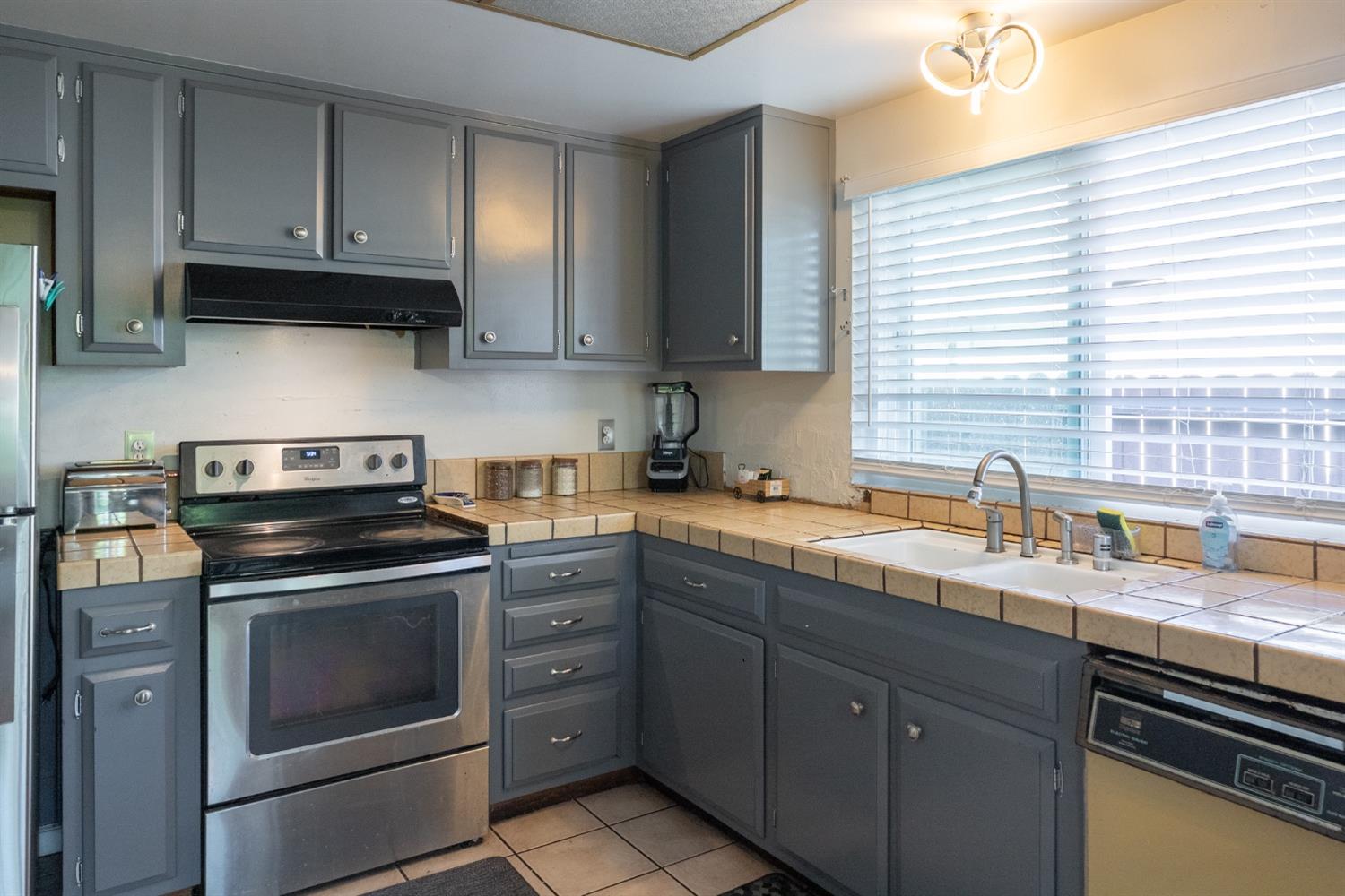 Detail Gallery Image 7 of 33 For 3988 Robinridge Way, Sacramento,  CA 95823 - 3 Beds | 2 Baths