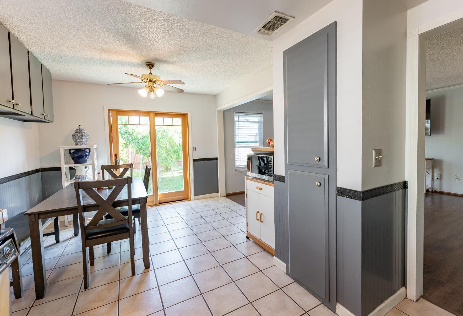 Detail Gallery Image 8 of 33 For 3988 Robinridge Way, Sacramento,  CA 95823 - 3 Beds | 2 Baths