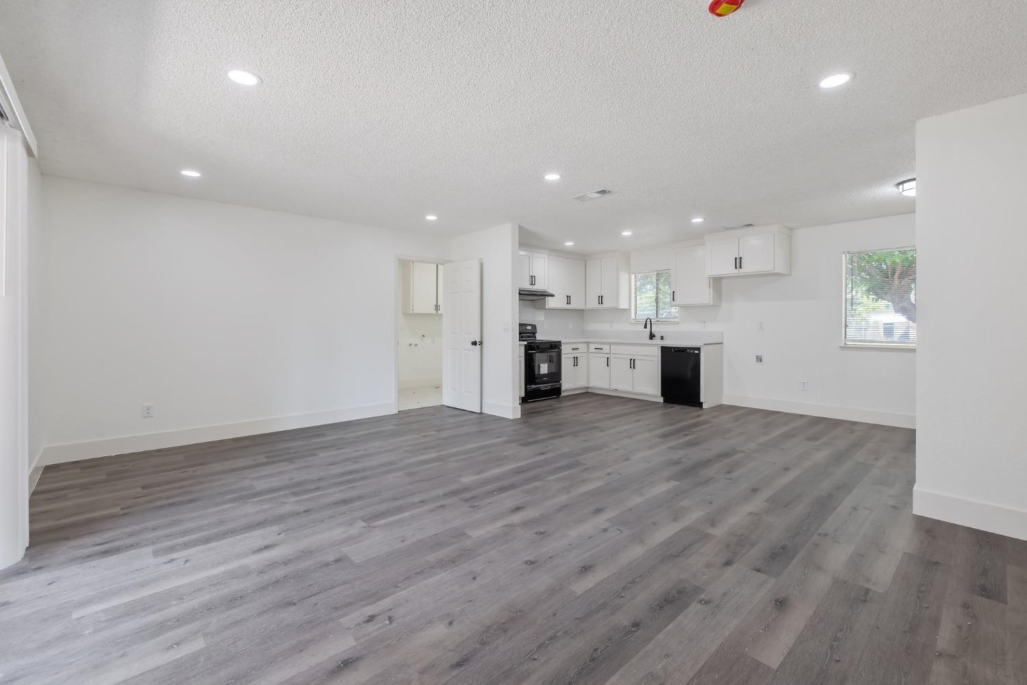 W Woods Avenue, Tipton, California image 13