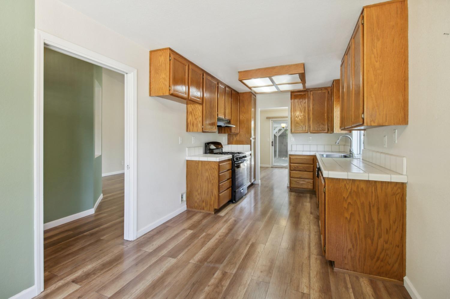 Lakespring Way, Sacramento, California image 21