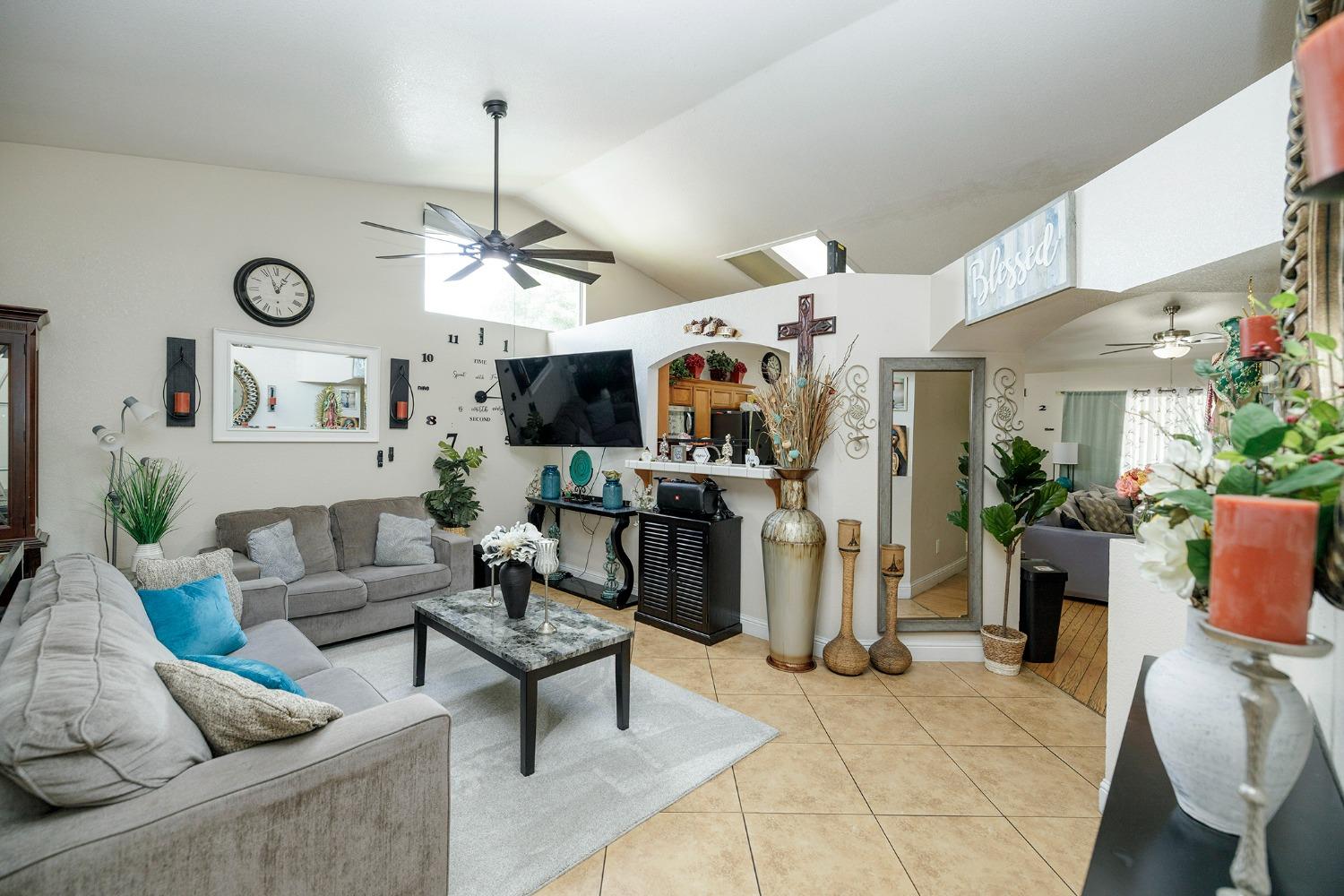 Detail Gallery Image 11 of 44 For 3070 Togninali Ln, Stockton,  CA 95206 - 3 Beds | 2 Baths