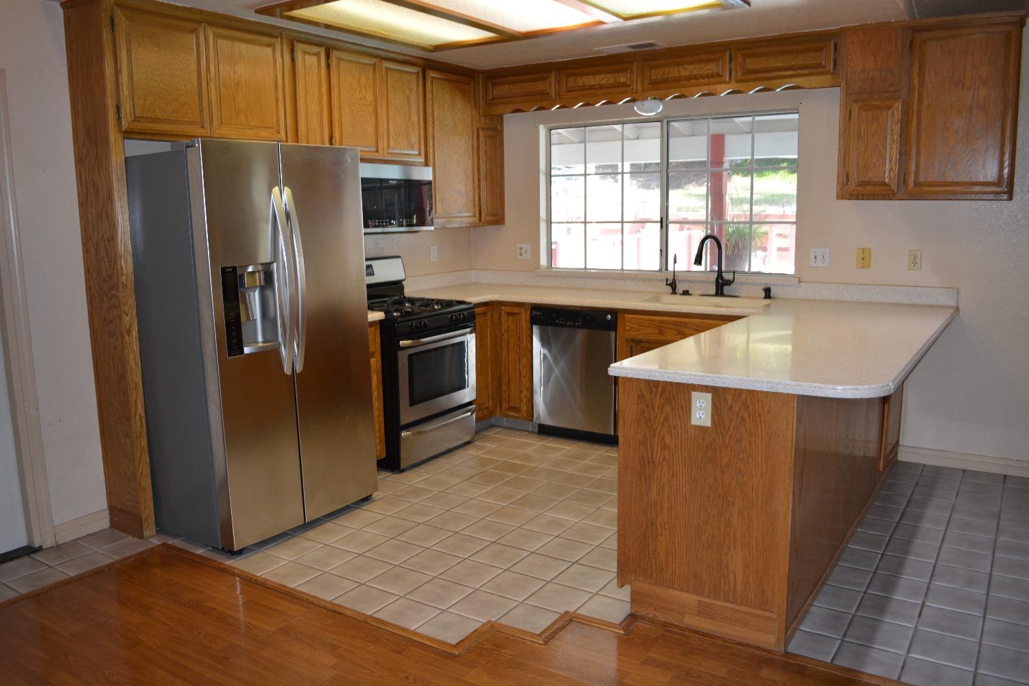 Detail Gallery Image 5 of 74 For 13521 Yosemite Blvd, Waterford,  CA 95386 - 3 Beds | 2 Baths