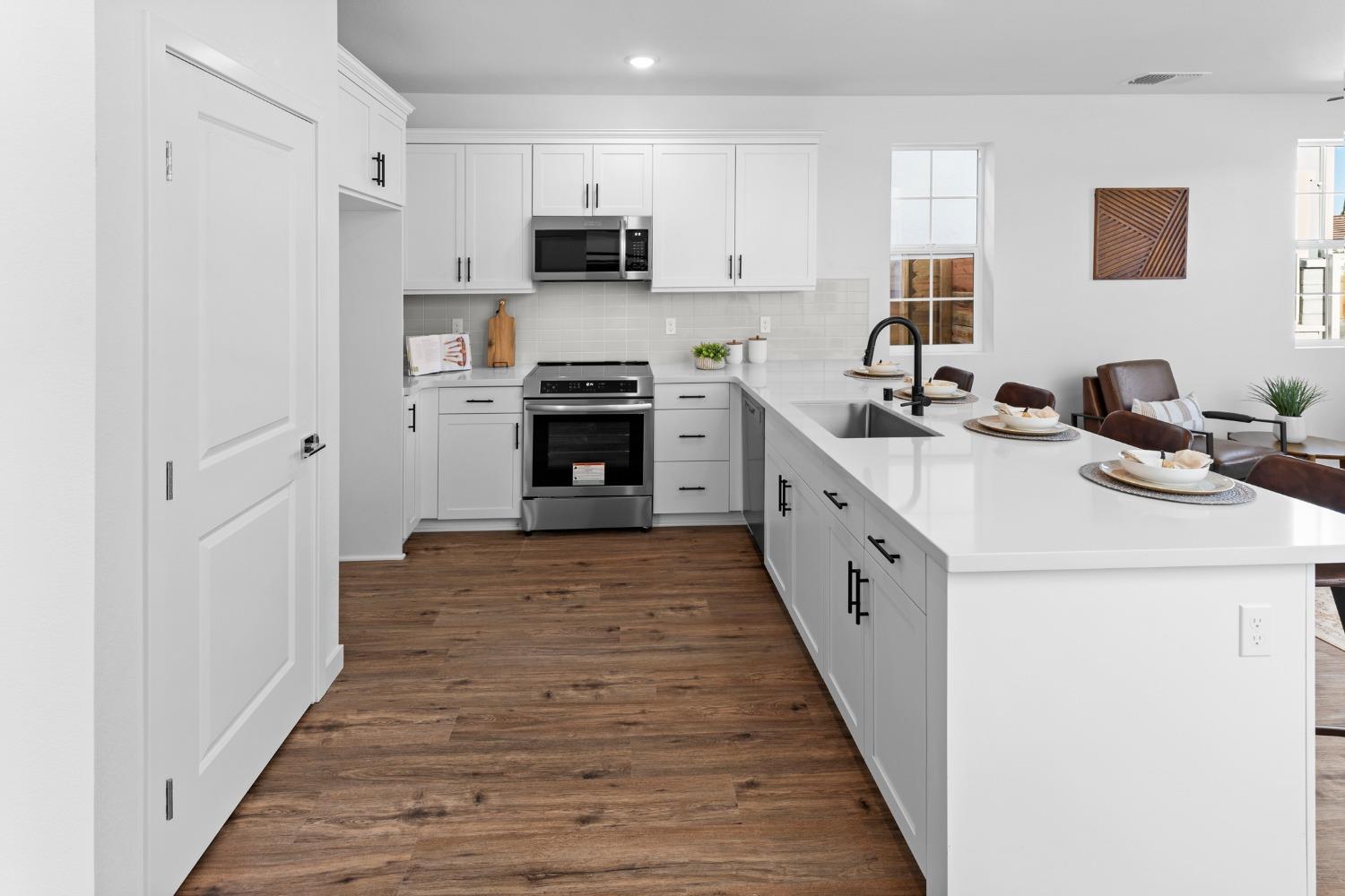 Detail Gallery Image 11 of 39 For 6403 Jacinto Ave, Sacramento,  CA 95823 - 3 Beds | 2/1 Baths