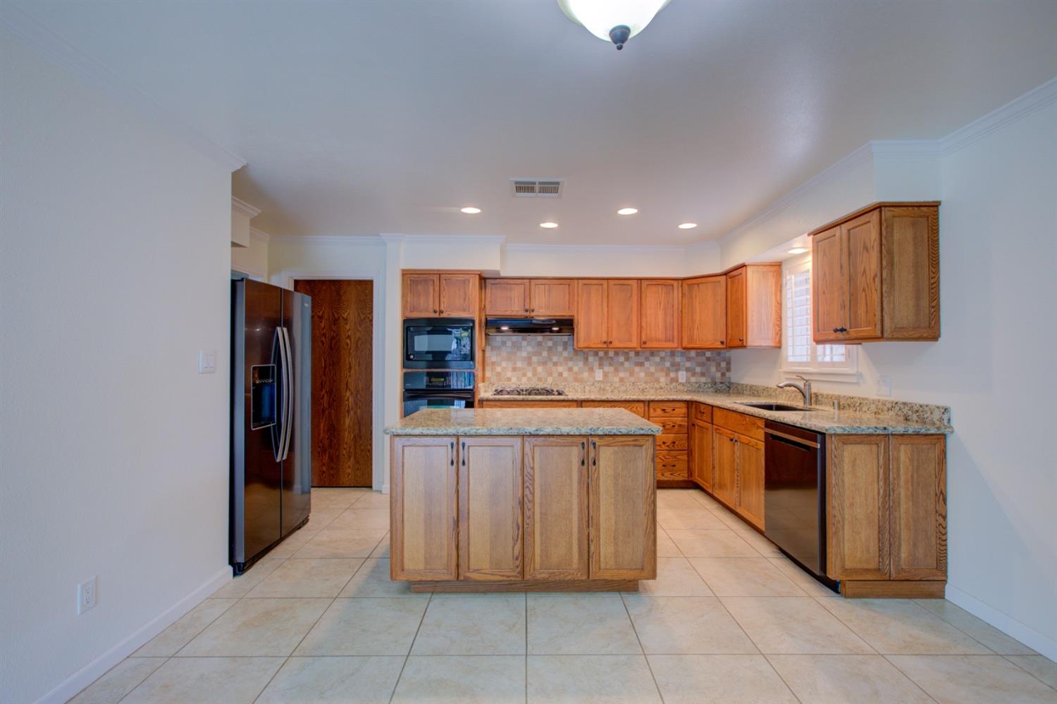 Teak Avenue, Merced, California image 7