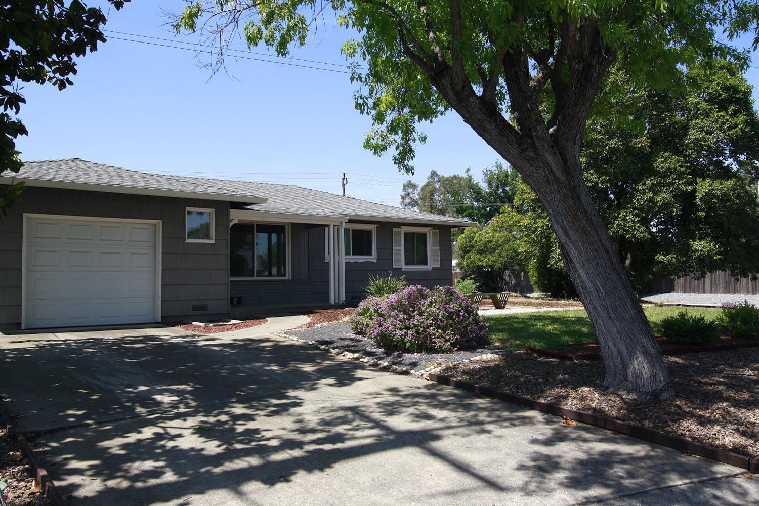 Detail Gallery Image 6 of 54 For 2221 Middleberry Rd, Sacramento,  CA 95815 - 3 Beds | 2 Baths