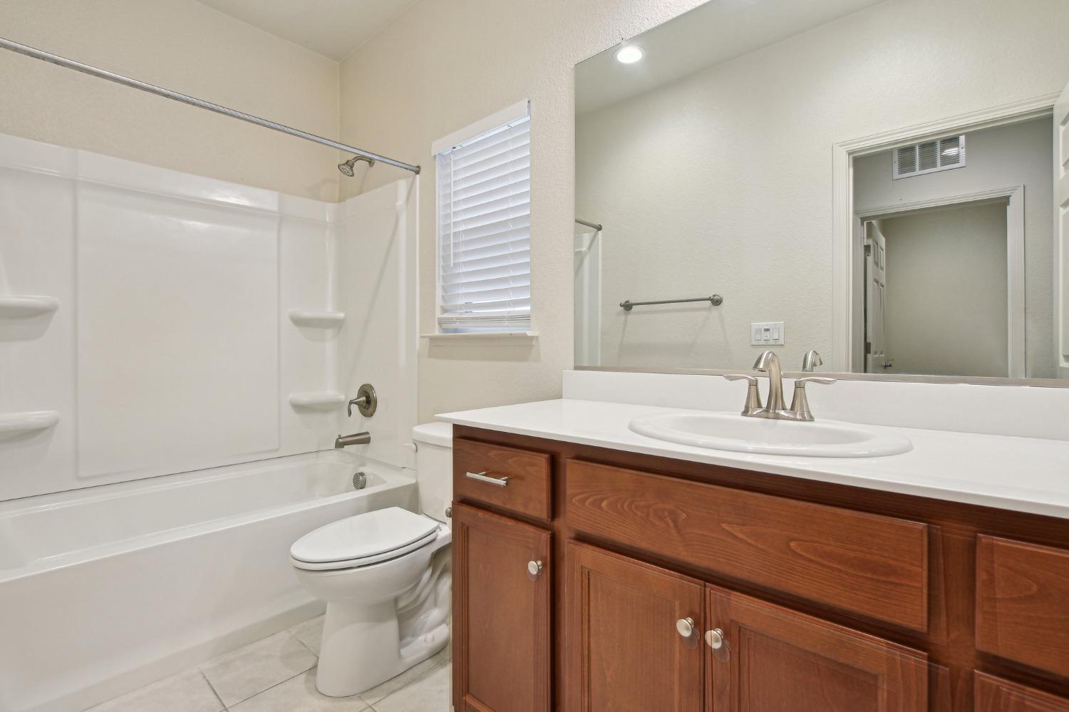 Detail Gallery Image 14 of 19 For 7905 Springarden Way, Sacramento,  CA 95828 - 3 Beds | 2 Baths