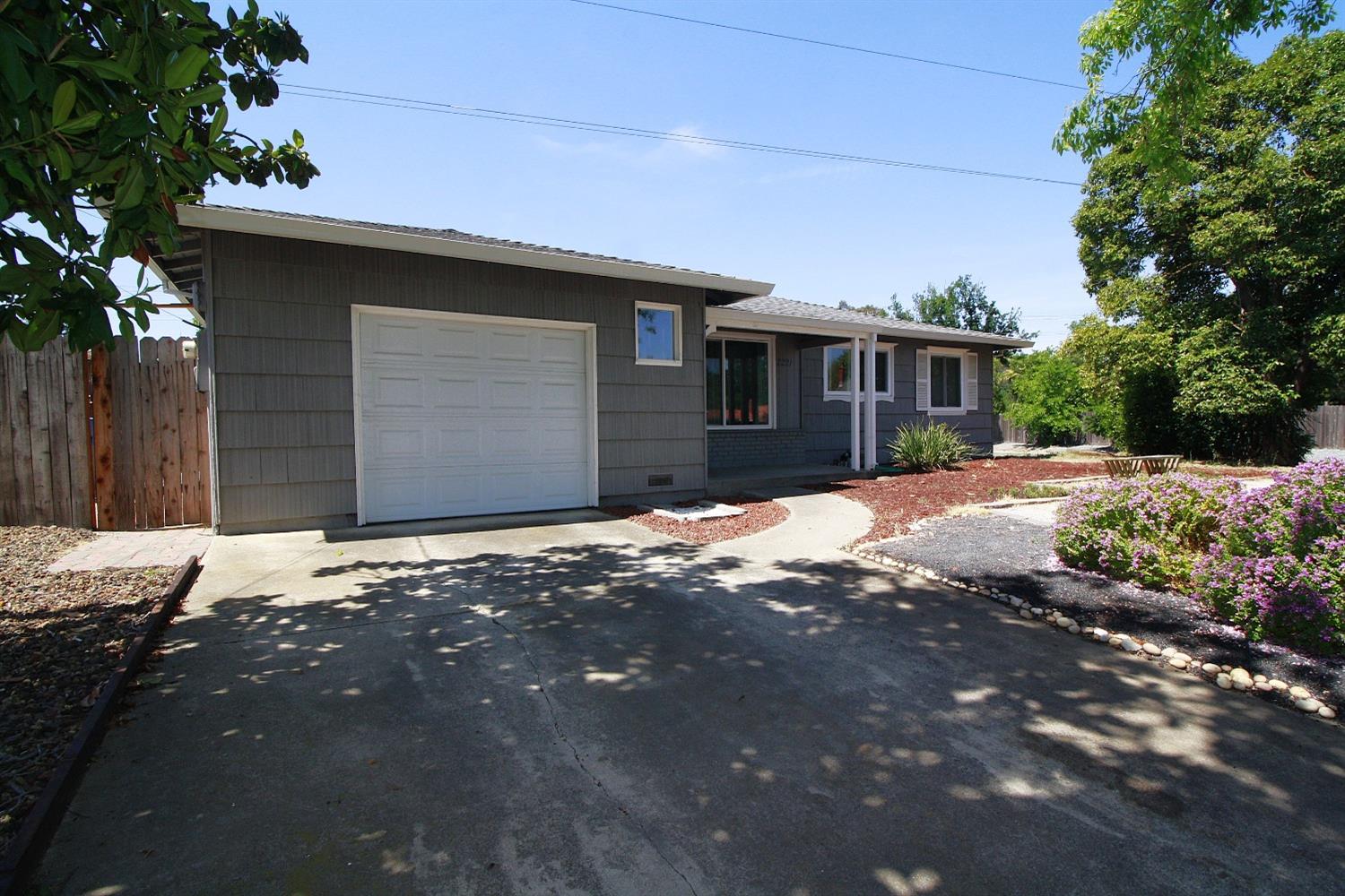 Detail Gallery Image 4 of 54 For 2221 Middleberry Rd, Sacramento,  CA 95815 - 3 Beds | 2 Baths