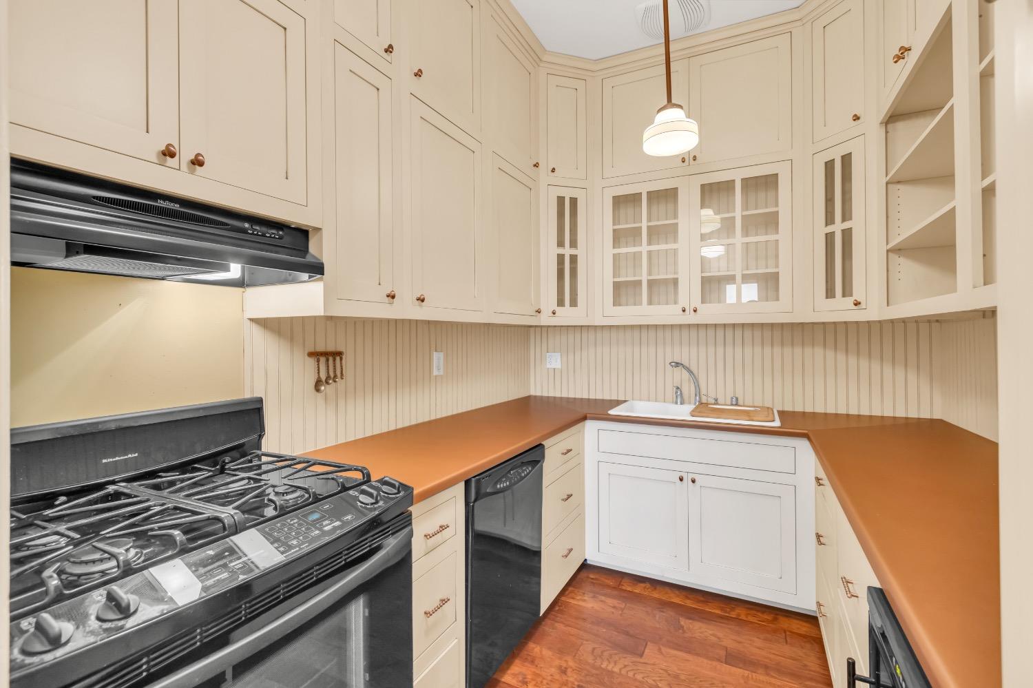 Detail Gallery Image 34 of 91 For 2321 H St, Sacramento,  CA 95816 - 4 Beds | 2 Baths