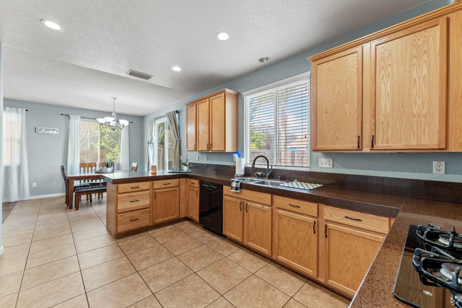 Detail Gallery Image 19 of 64 For 1968 Maverick Dr, Plumas Lake,  CA 95961 - 4 Beds | 3 Baths