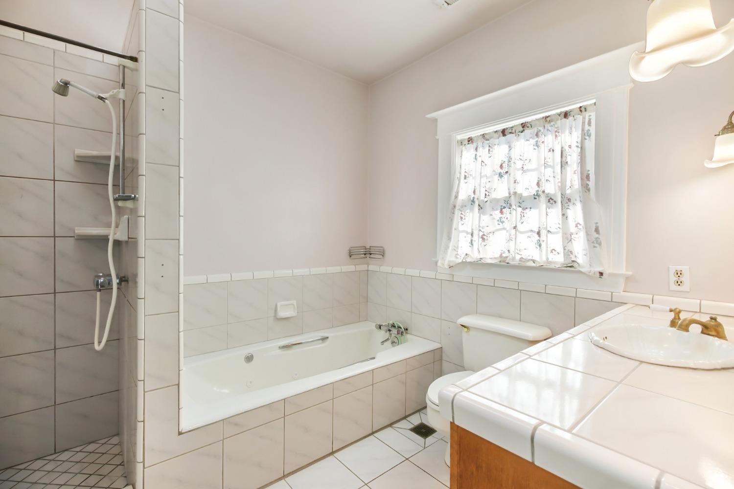 Detail Gallery Image 28 of 58 For 2322 I St, Sacramento,  CA 95816 - 4 Beds | 2 Baths