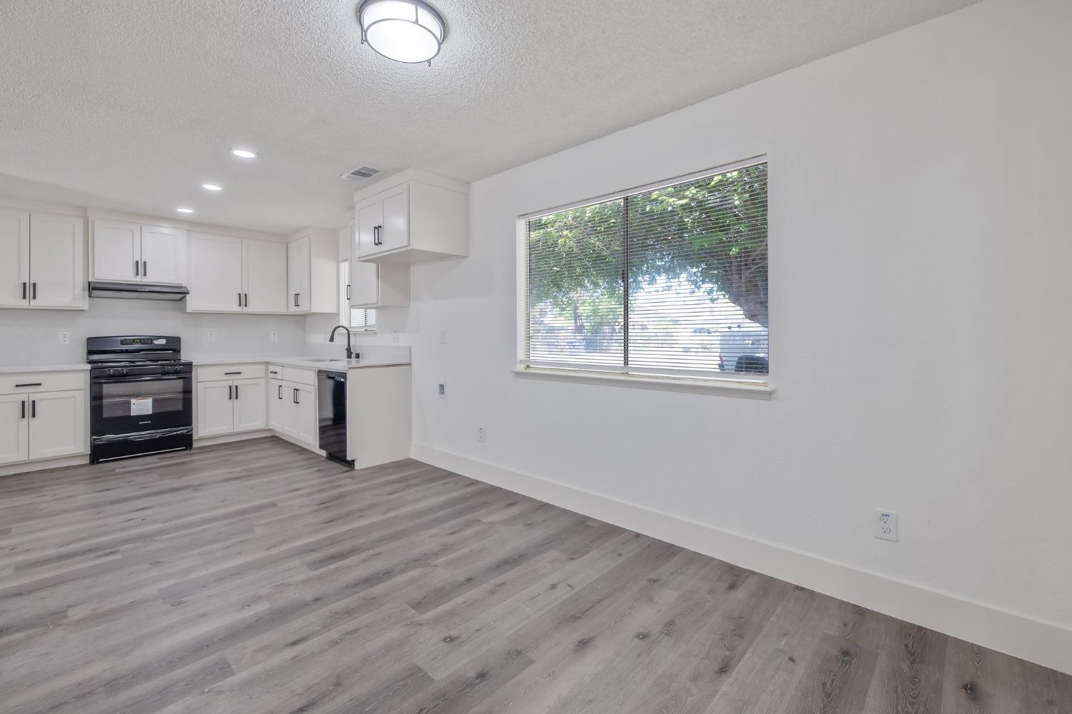 W Woods Avenue, Tipton, California image 5