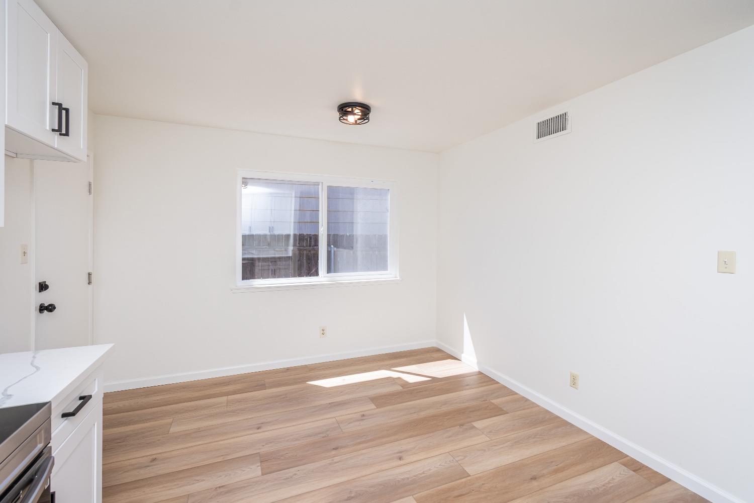 Detail Gallery Image 12 of 28 For 5039 Dingman Cir, Sacramento,  CA 95823 - 4 Beds | 2 Baths