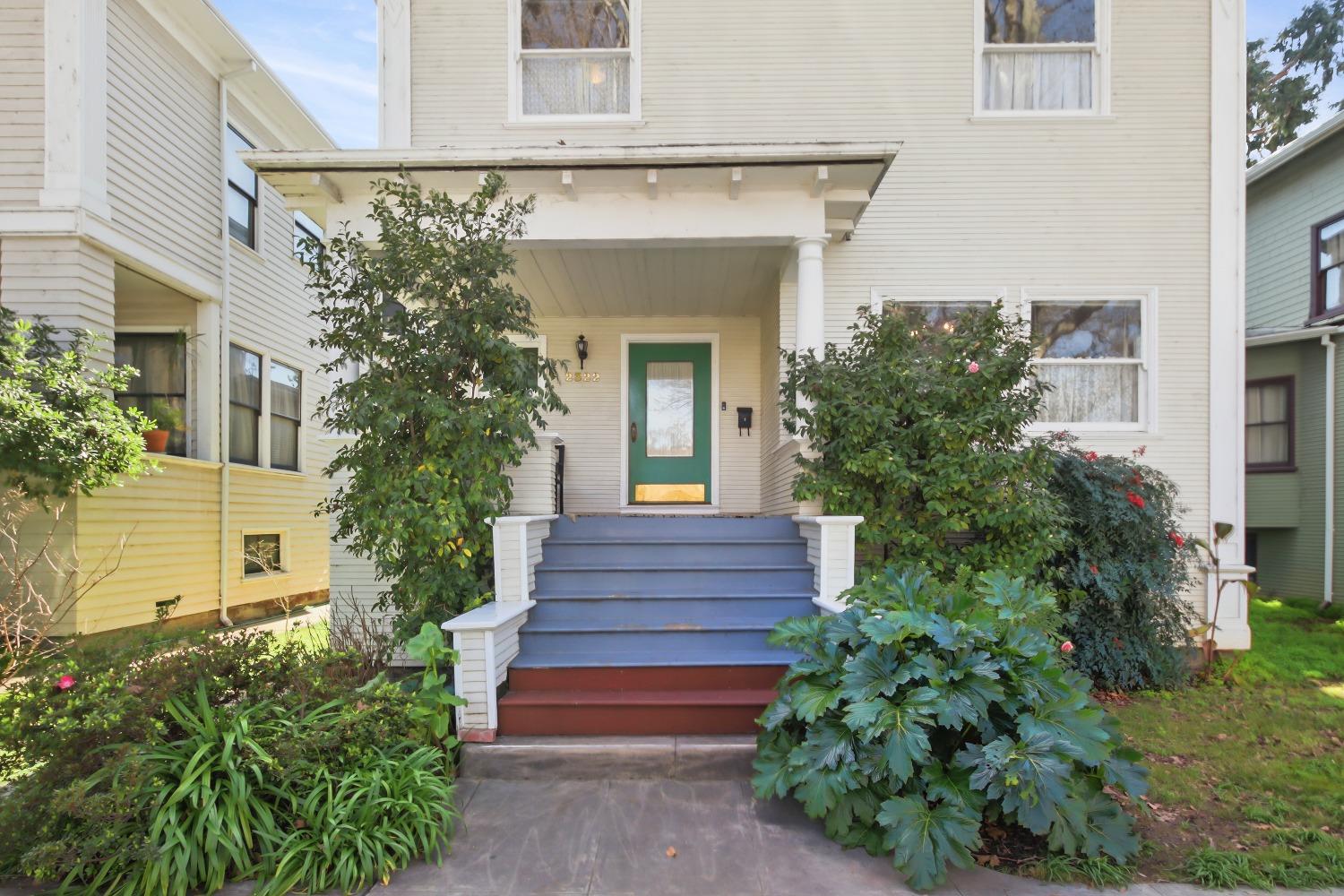 Detail Gallery Image 2 of 58 For 2322 I St, Sacramento,  CA 95816 - 4 Beds | 2 Baths