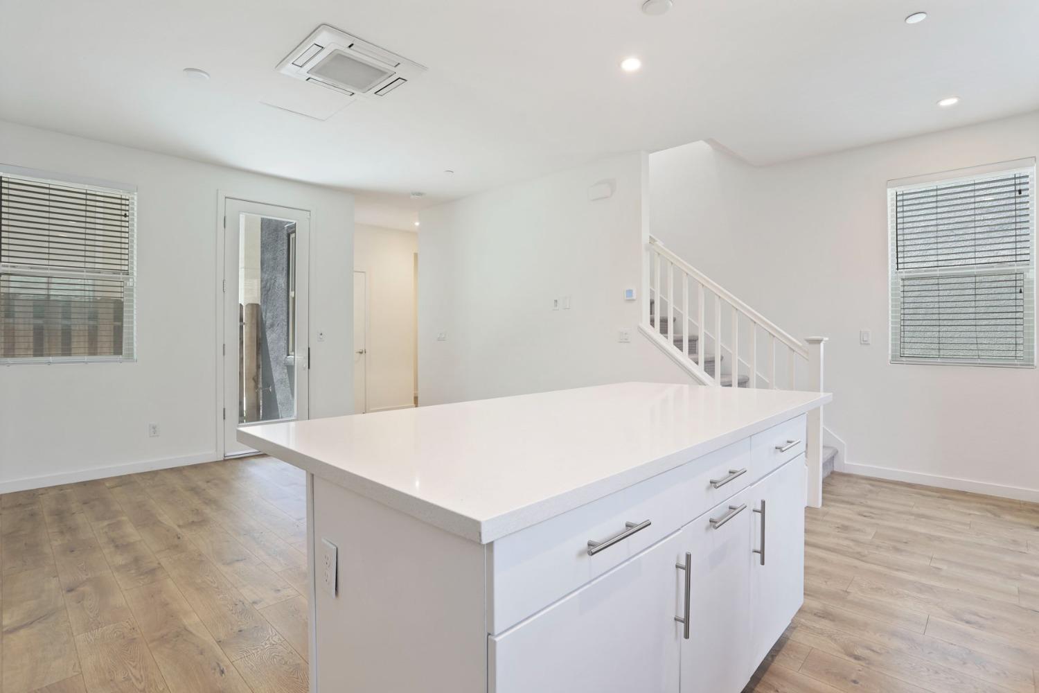 Photo #17: 225053792 Listing: Photo #17