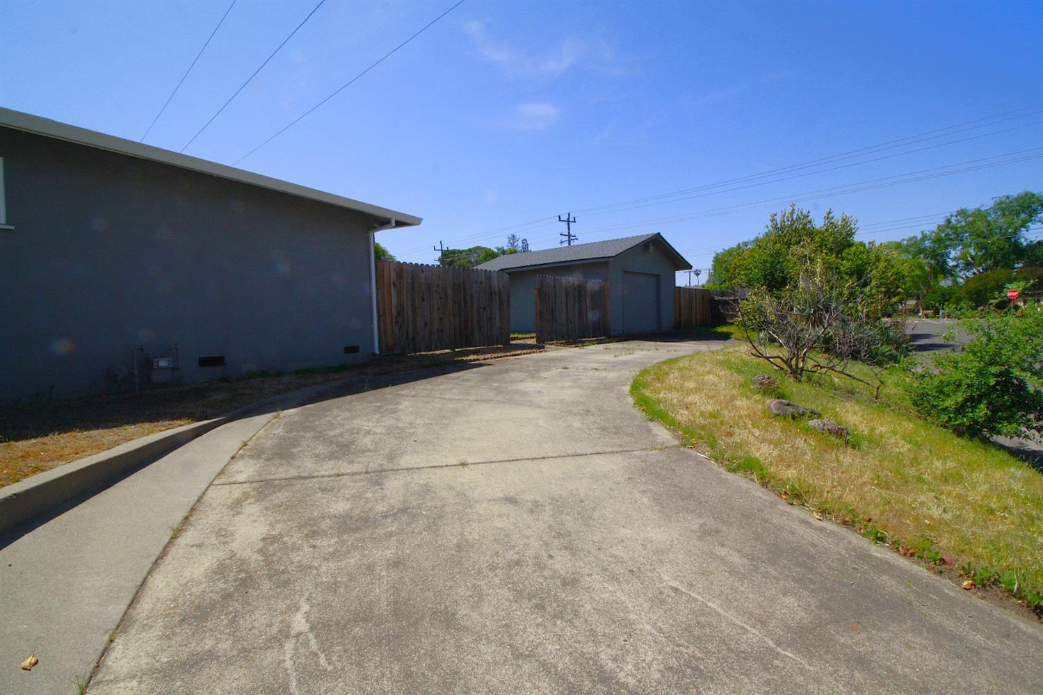 Detail Gallery Image 46 of 54 For 2221 Middleberry Rd, Sacramento,  CA 95815 - 3 Beds | 2 Baths