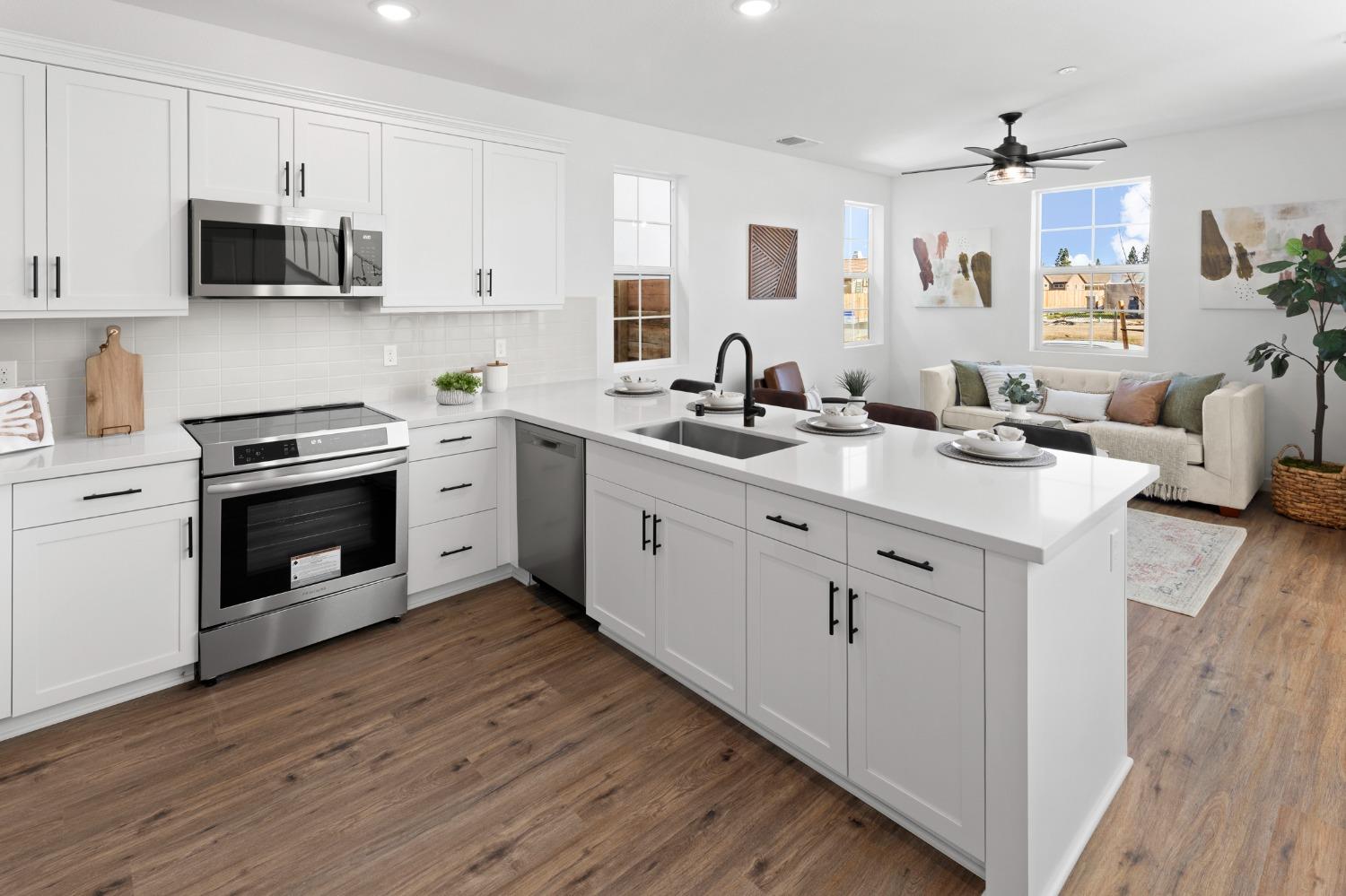 Detail Gallery Image 13 of 39 For 6403 Jacinto Ave, Sacramento,  CA 95823 - 3 Beds | 2/1 Baths