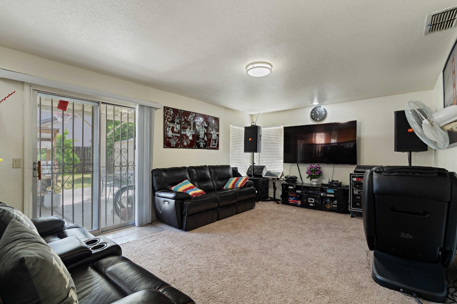 Pine Oaks Court, Sacramento, California image 18