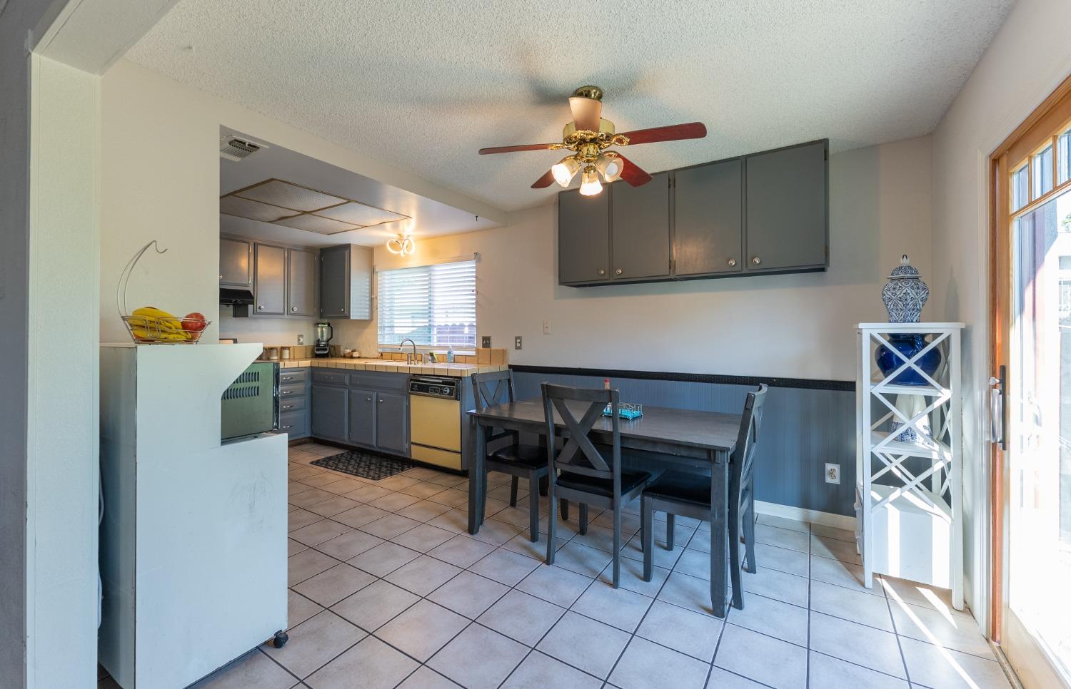 Detail Gallery Image 9 of 33 For 3988 Robinridge Way, Sacramento,  CA 95823 - 3 Beds | 2 Baths