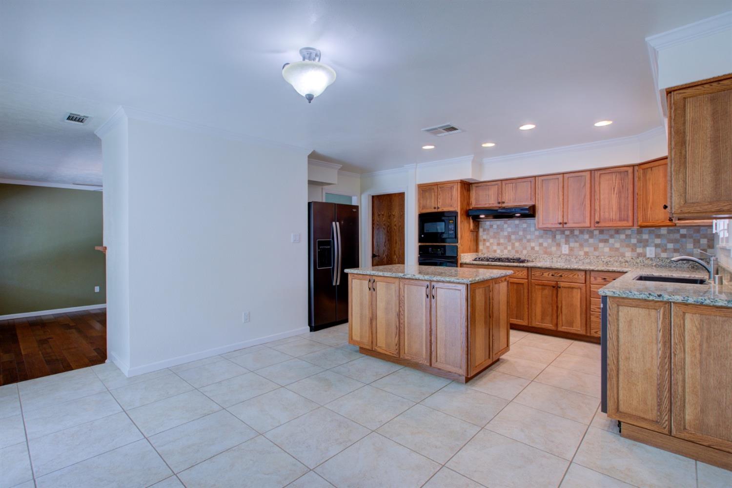 Teak Avenue, Merced, California image 9