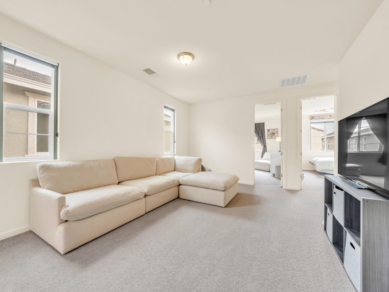 Hovnanian Drive, Sacramento, California image 20