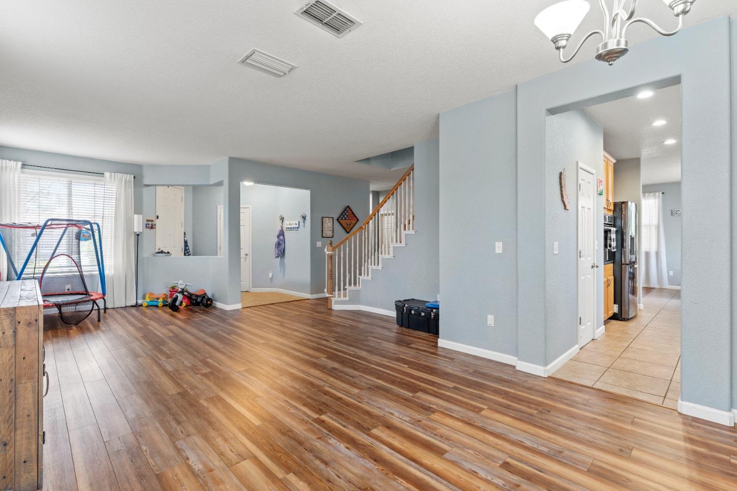 Detail Gallery Image 10 of 64 For 1968 Maverick Dr, Plumas Lake,  CA 95961 - 4 Beds | 3 Baths