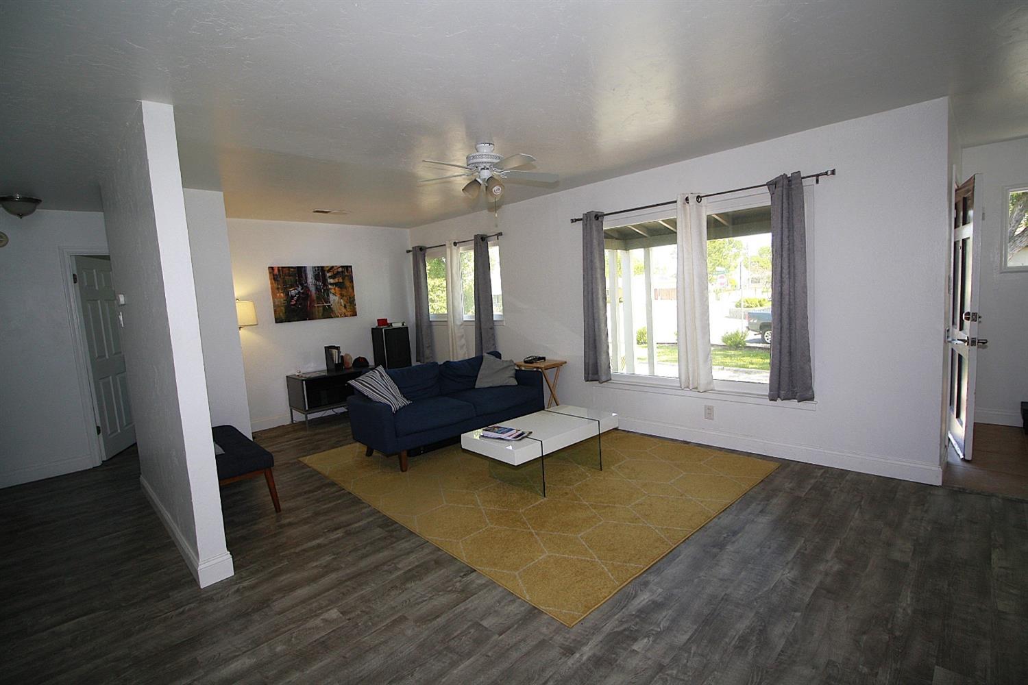 Detail Gallery Image 11 of 54 For 2221 Middleberry Rd, Sacramento,  CA 95815 - 3 Beds | 2 Baths