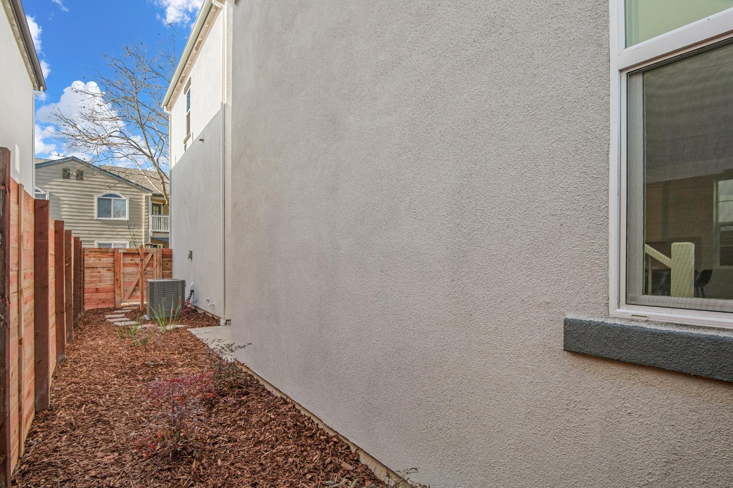Detail Gallery Image 34 of 39 For 6403 Jacinto Ave, Sacramento,  CA 95823 - 3 Beds | 2/1 Baths