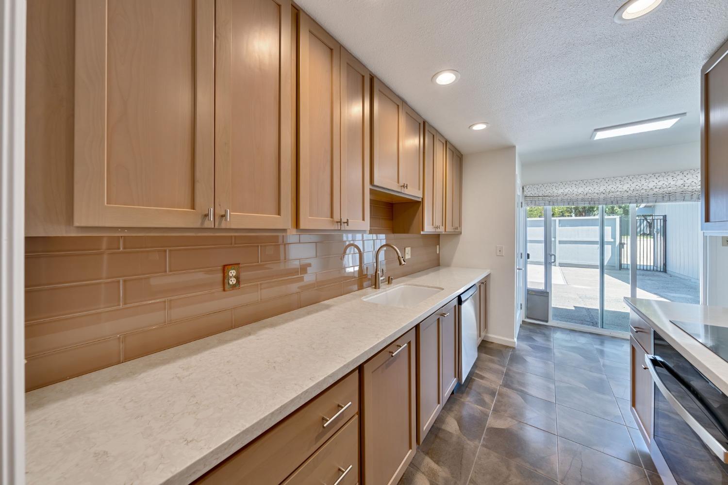 Photo #5: 225047542 Listing: Photo #5